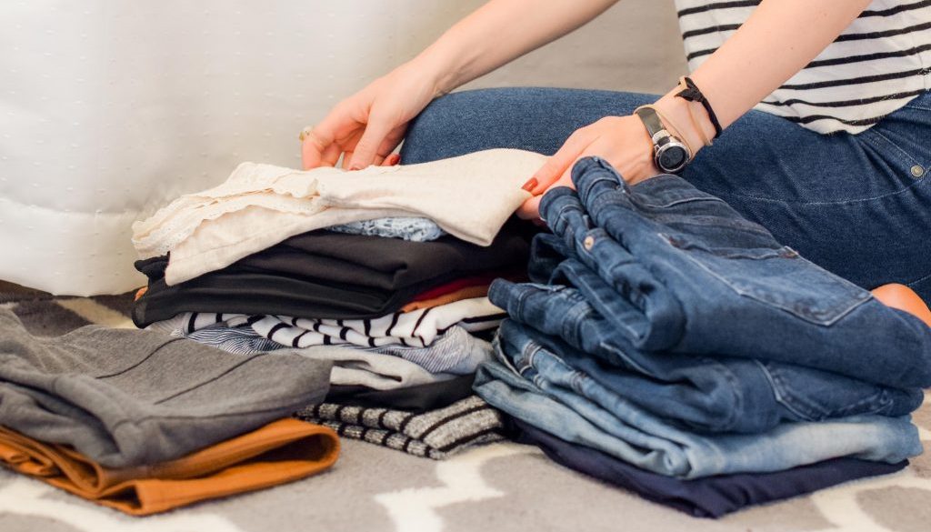 Live more with less, and leave the clutter behind with this closet clean out guide. Clearing unnecessary items out your closet will simplify your wardrobe and your life.